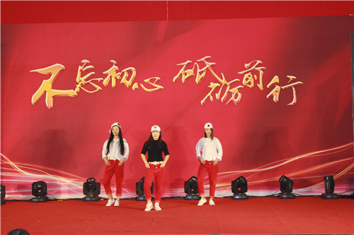 德盛集团迎新春文艺汇演隆重举行(图4)