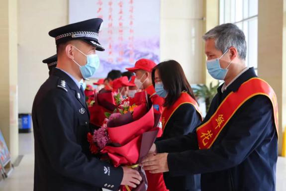 责任长瑞 暖心时刻——鲜花送雷锋 善美晋州城(图1)